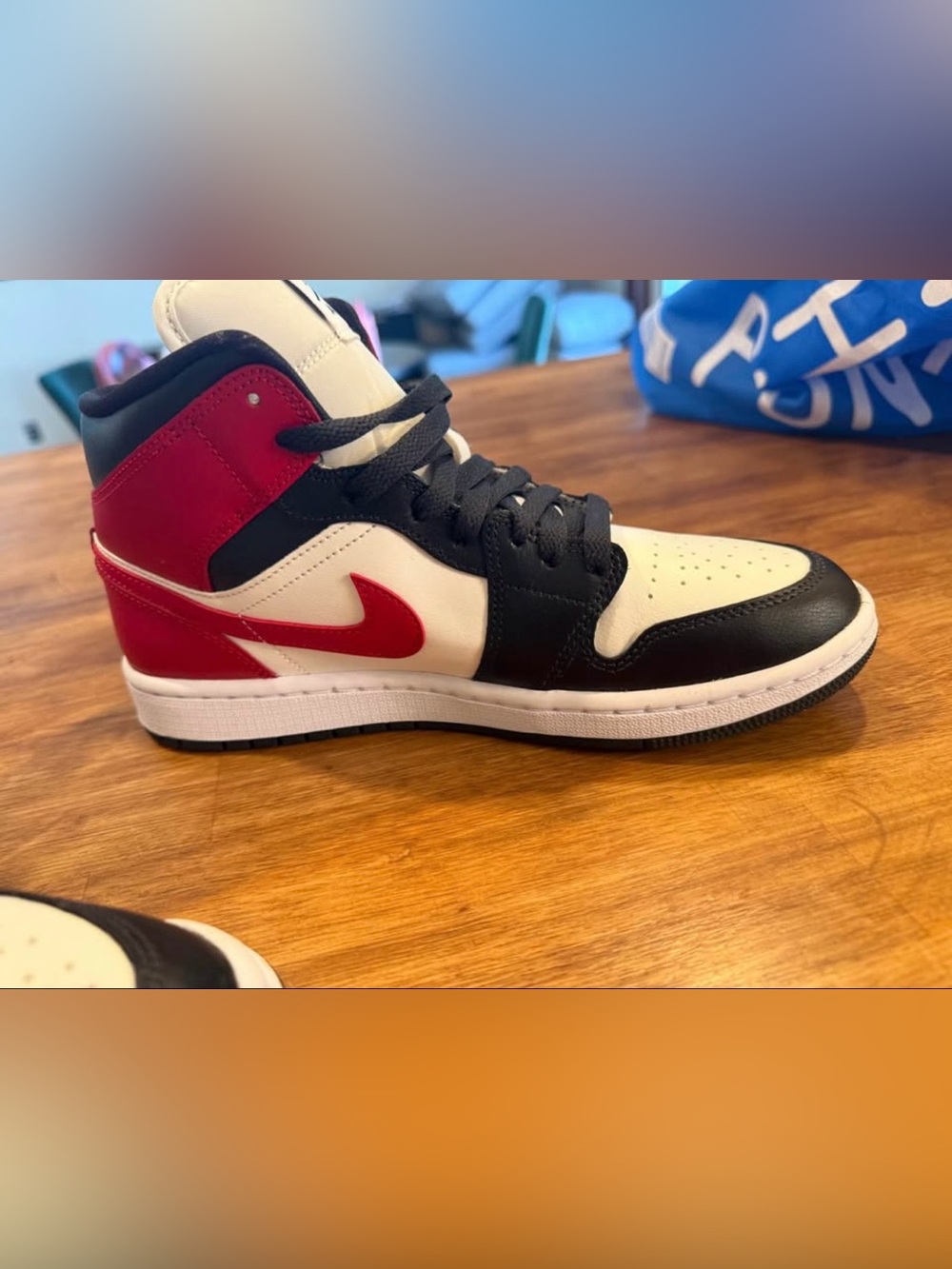 Women’s Air Jordan 1 Mid Chicago Black Toe - Picture 3 of 7